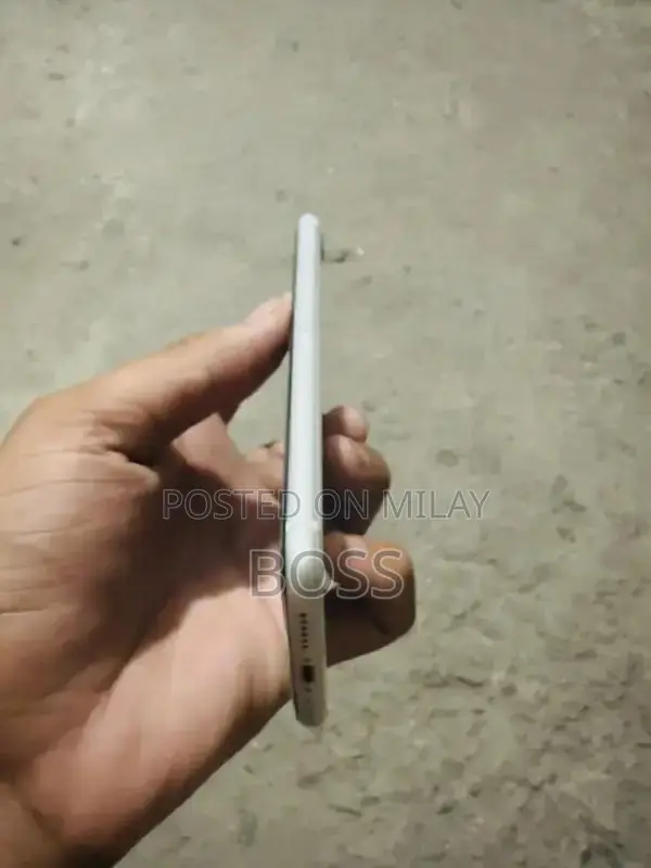 Apple iPhone SE 64GB PTA Approved Smartphone