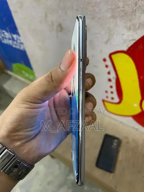 OnePlus 9 Pro 5G Smartphone with High-End Specifications