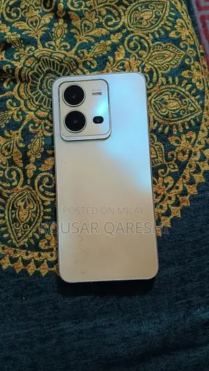 Sleek Vivo V25e Smartphone with Advanced Features