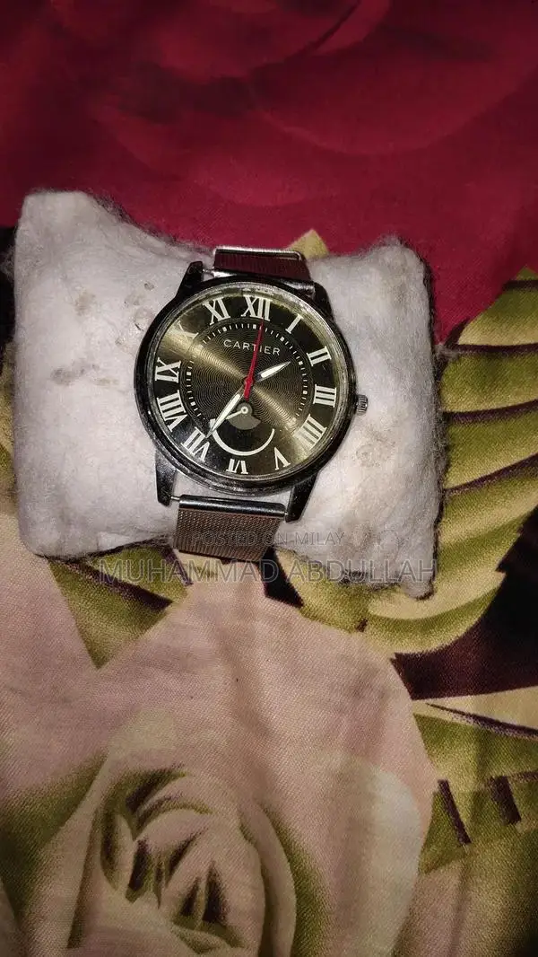 Classic Silver Men's Metal Analog Wristwatch - Stylish Timepiece