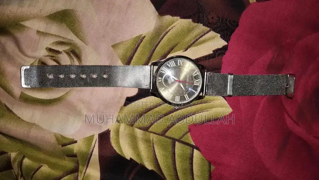 Classic Silver Men's Metal Analog Wristwatch - Stylish Timepiece