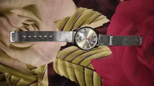 Classic Silver Men's Metal Analog Wristwatch - Stylish Timepiece