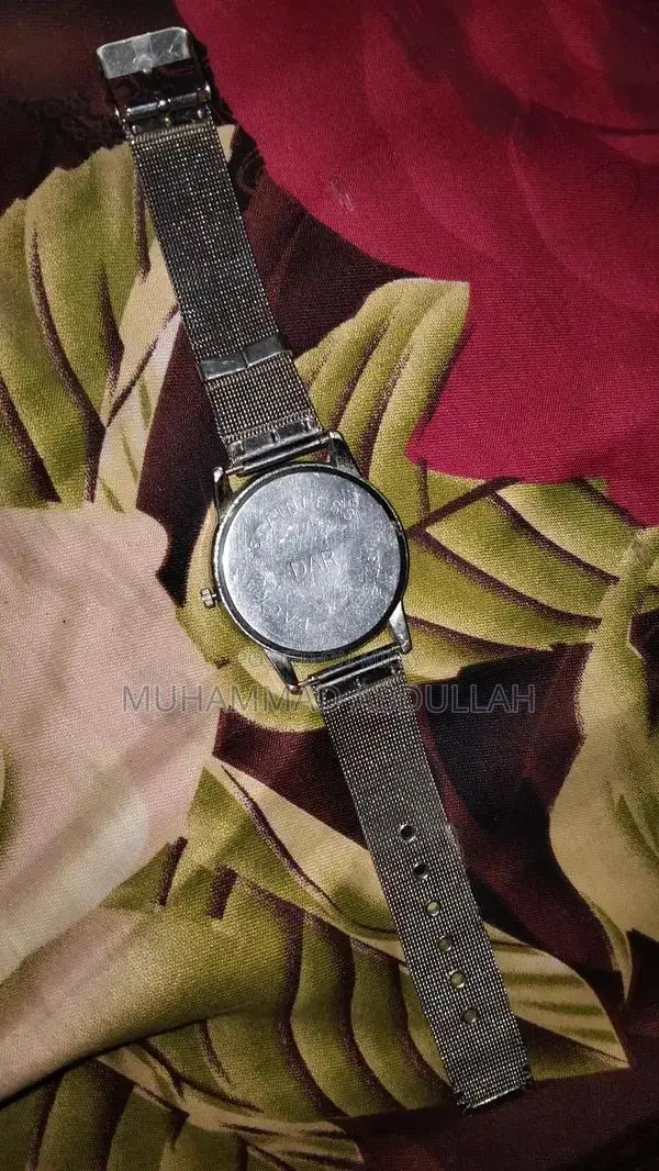 Classic Silver Men's Metal Analog Wristwatch - Stylish Timepiece