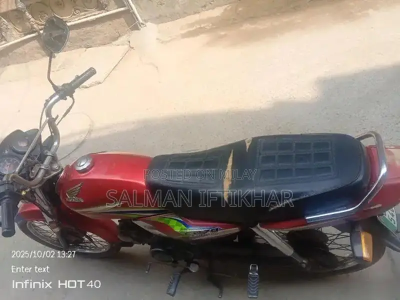 Honda CD 70 Dream Motorcycle - Reliable City Commuter