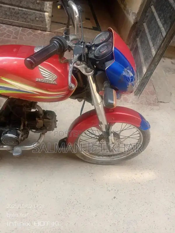 Honda CD 70 Dream Motorcycle - Reliable City Commuter