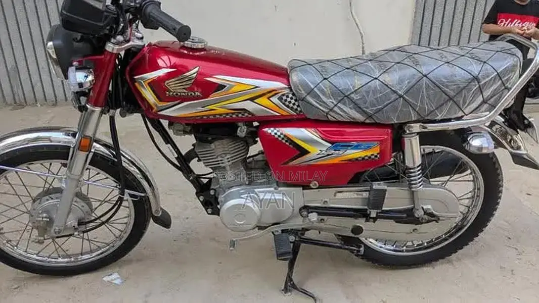 Honda 125cc Motorcycle - Low Mileage Genuine Bike