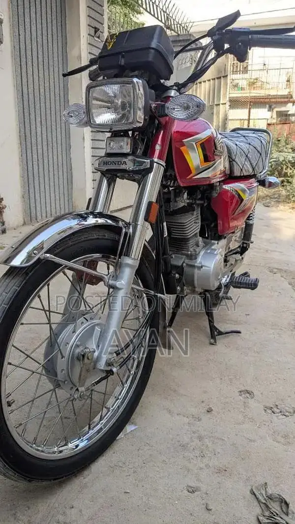 Honda 125cc Motorcycle - Low Mileage Genuine Bike