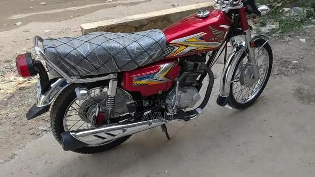 Honda 125cc Motorcycle - Low Mileage Genuine Bike