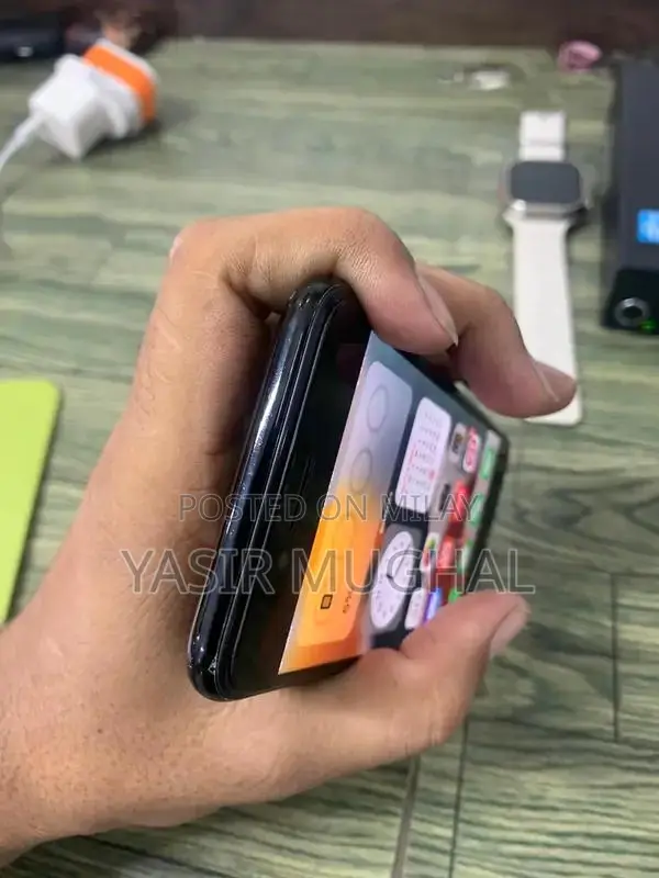 Apple iPhone 7 128GB Smartphone with Non-Functional Home Button