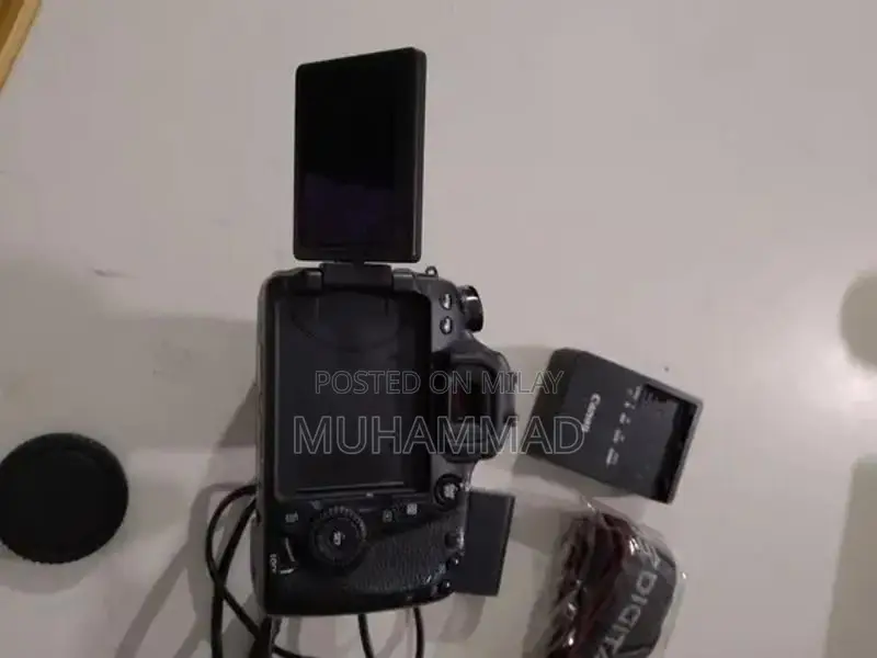 Canon 70D Digital SLR Camera with Advanced Imaging Features