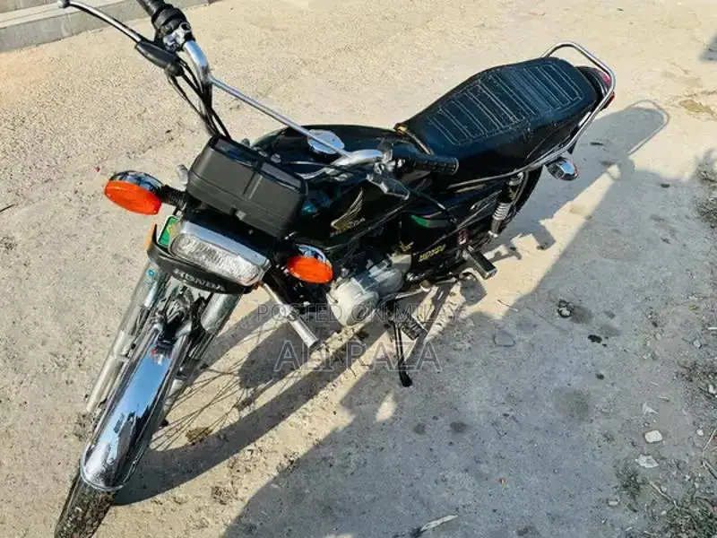 Honda CG 125 Motorcycle - Single Cylinder Bike