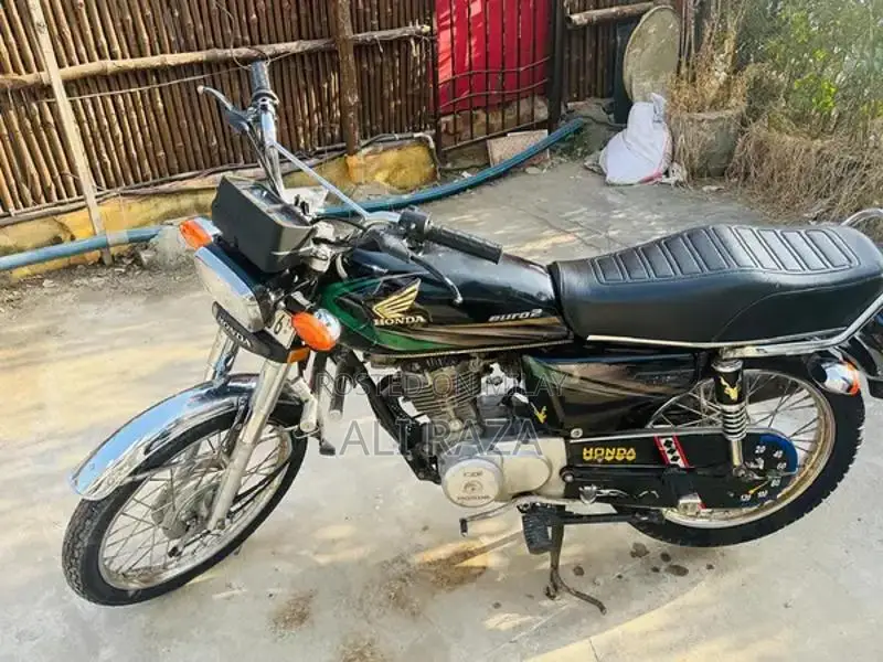 Honda CG 125 Motorcycle - Single Cylinder Bike