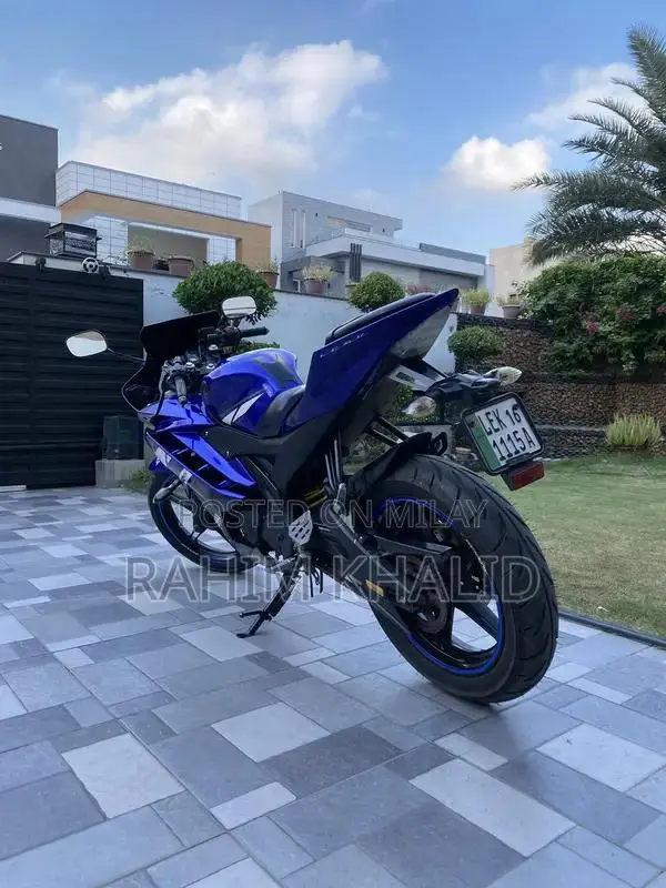Yamaha YZF R15 Sports Motorcycle - Single Cylinder Performance Bike