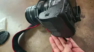 Canon EOS 7D DSLR Camera with 18-135mm Lens Kit