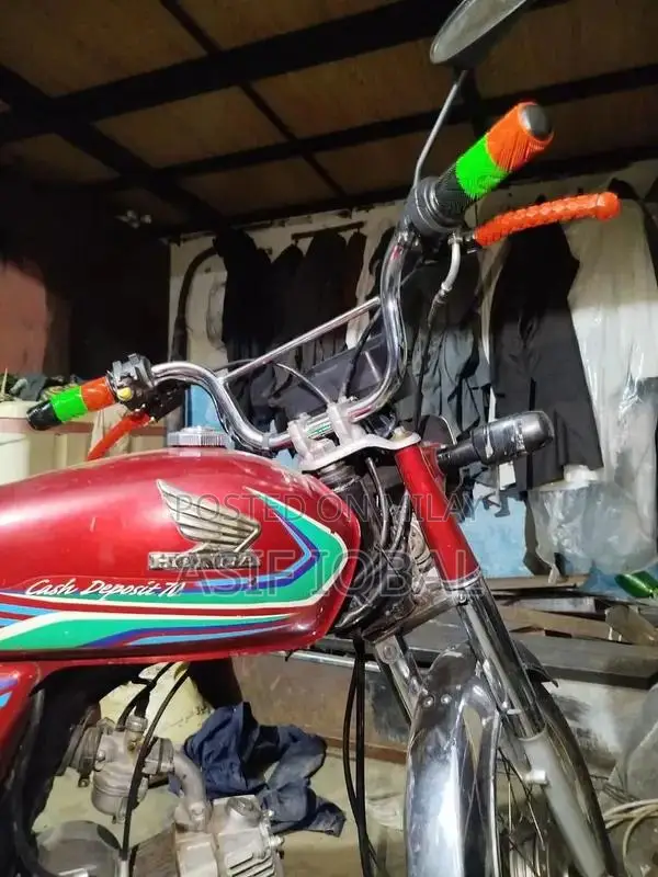 Honda CD 70 Motorcycle - 2017 Model Reliable Commuter Bike