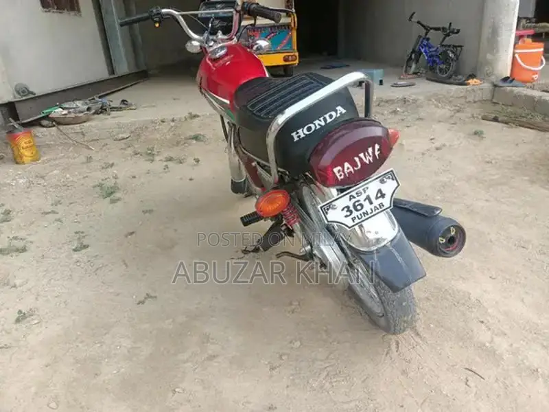 Honda CG 125 Motorcycle - Single Cylinder Lightweight Bike