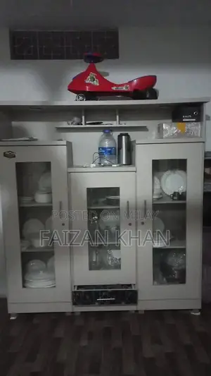 Photo - 4-Piece Furniture Set - Bedroom Collection in Excellent Condition