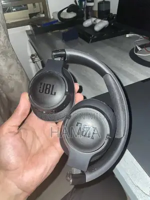 Photo - JBL TUNE 700BT Wireless Over-Ear Headphones