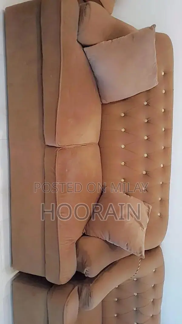 Comfortable 5-Seater Sofa in Excellent Condition