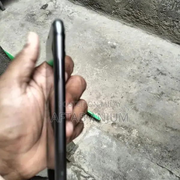 Apple Smartphone with Good Battery and Pristine Condition