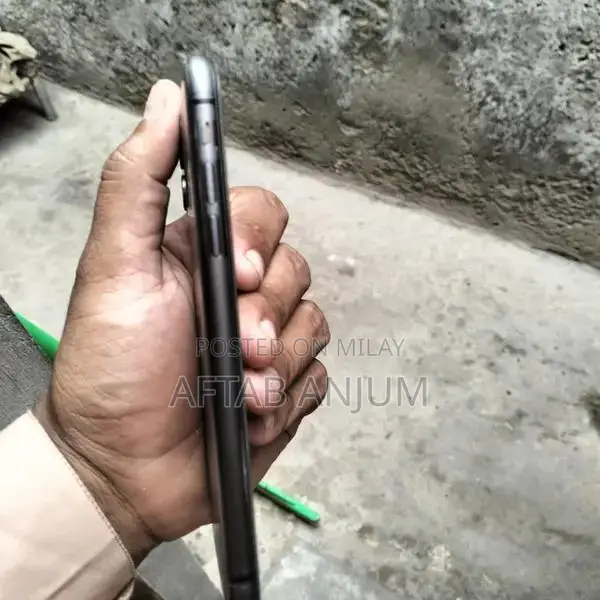 Apple Smartphone with Good Battery and Pristine Condition