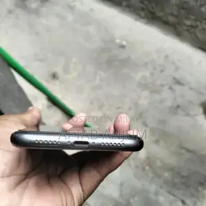 Apple Smartphone with Good Battery and Pristine Condition