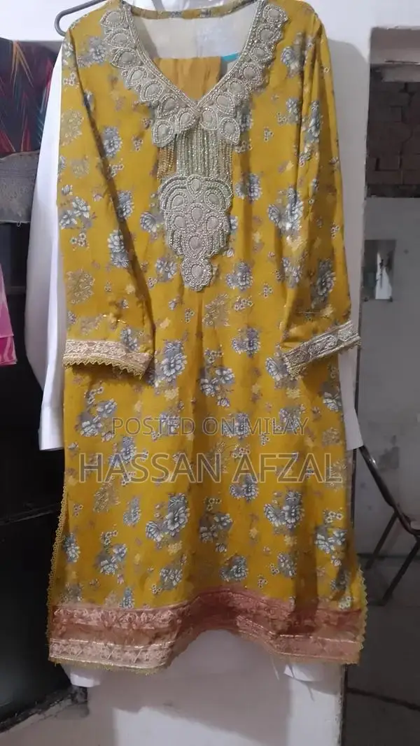 Elegant Linen 2-Piece Suit with Embroidered Neckline