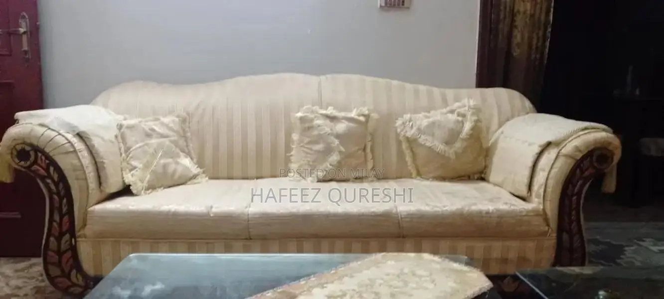 Comfortable Sofa Set in Good Condition