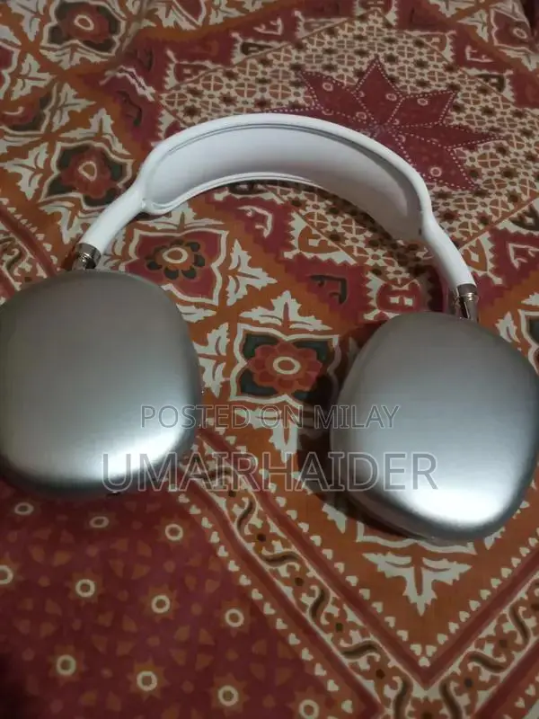 P9 Noise-Cancelling Over-Ear Headphones in Pristine Condition