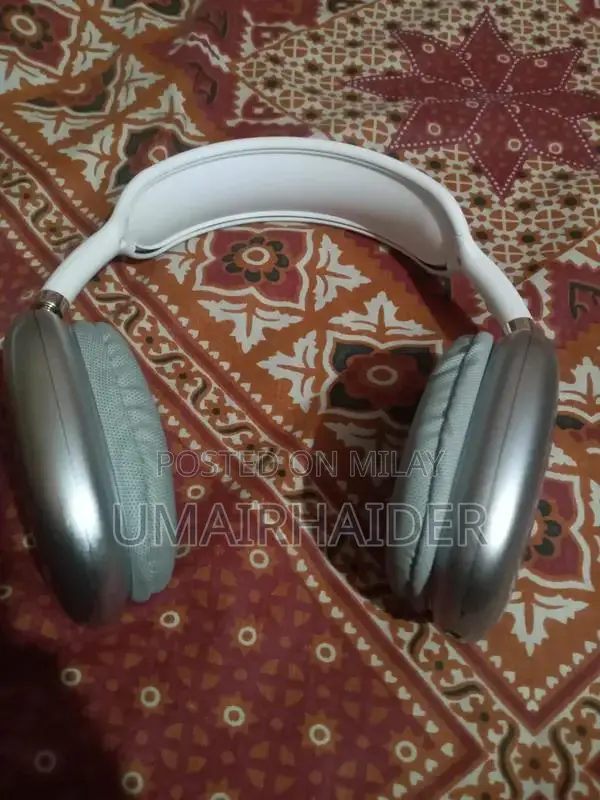 P9 Noise-Cancelling Over-Ear Headphones in Pristine Condition