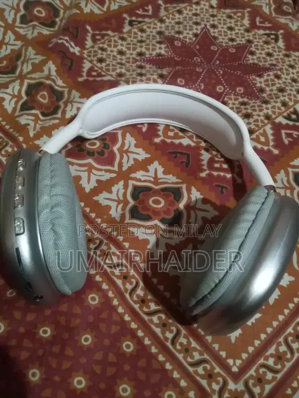 P9 Noise-Cancelling Over-Ear Headphones in Pristine Condition