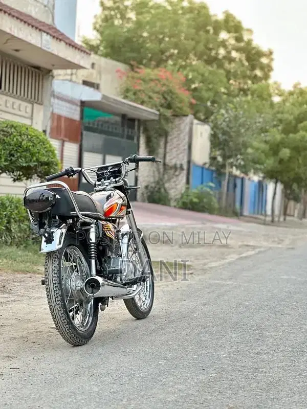 Honda 125 Motorcycle - 2021 Model in Excellent Condition