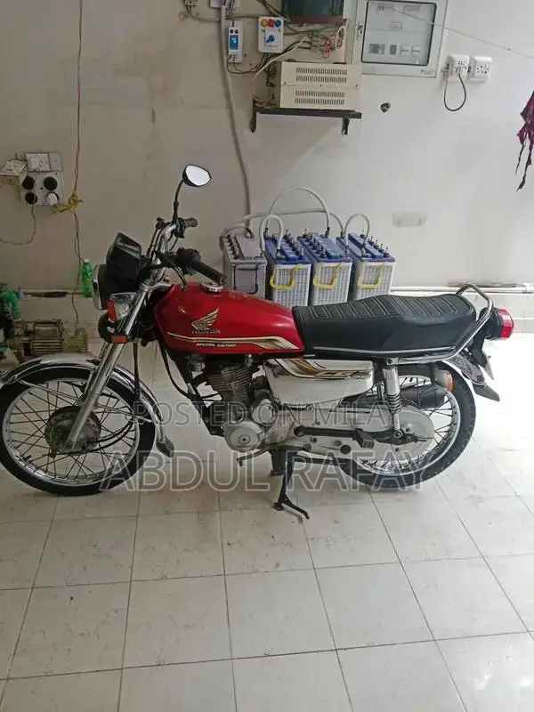 Honda CG 125 Special Edition Motorcycle - Classic Commuter Bike