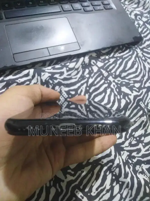 Apple iPhone 7 128GB Smartphone with Minor Fingerprint Issue