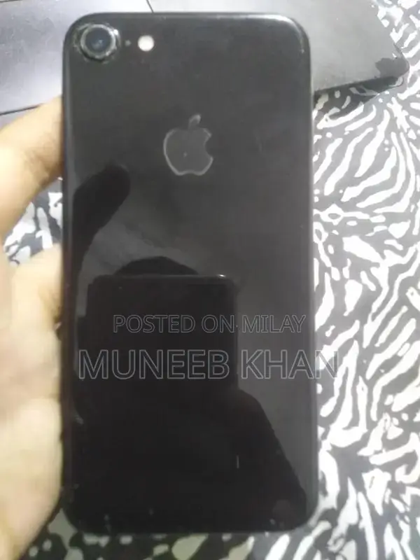 Apple iPhone 7 128GB Smartphone with Minor Fingerprint Issue