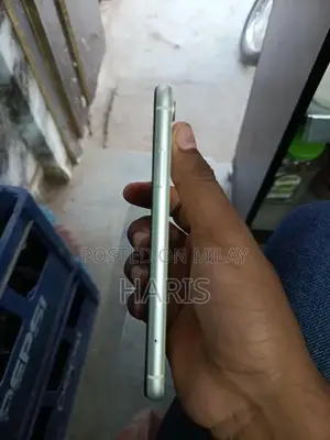 Apple iPhone XR 64GB White Smartphone with Screen Damage