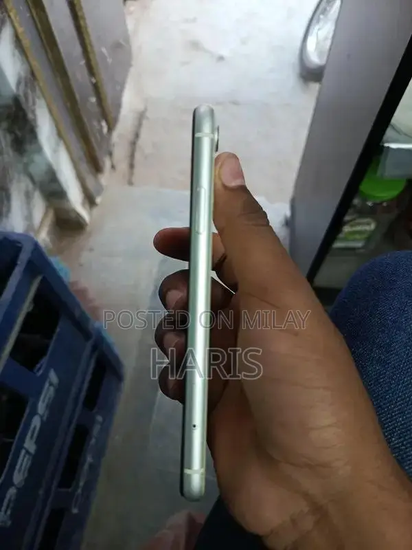 Apple iPhone XR 64GB White Smartphone with Screen Damage