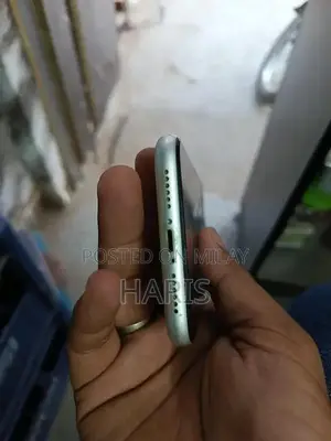 Apple iPhone XR 64GB White Smartphone with Screen Damage