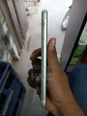 Apple iPhone XR 64GB White Smartphone with Screen Damage