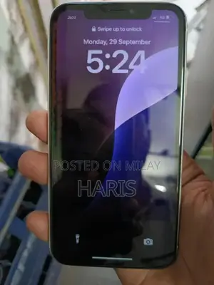 Apple iPhone XR 64GB White Smartphone with Screen Damage