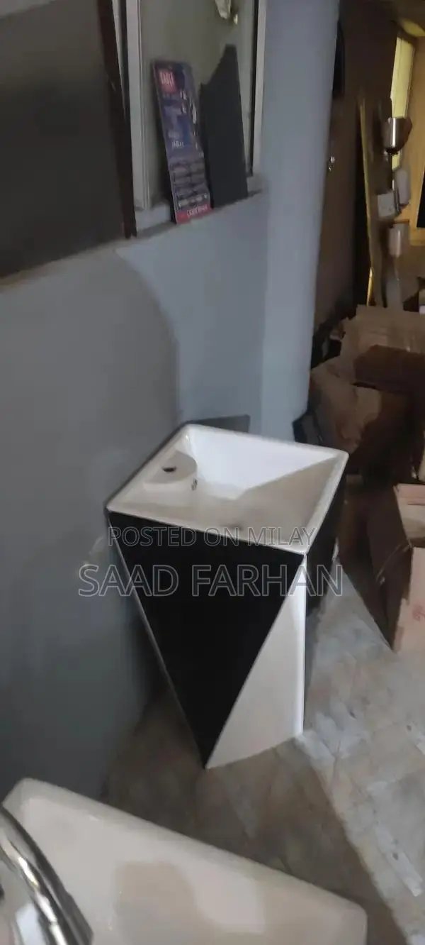 Fine Ceramic Bathroom Basin with Modern Faucet Design