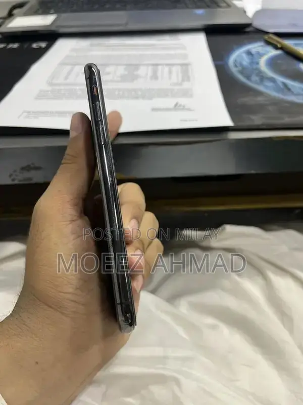 Apple iPhone XS 64GB Black Smartphone