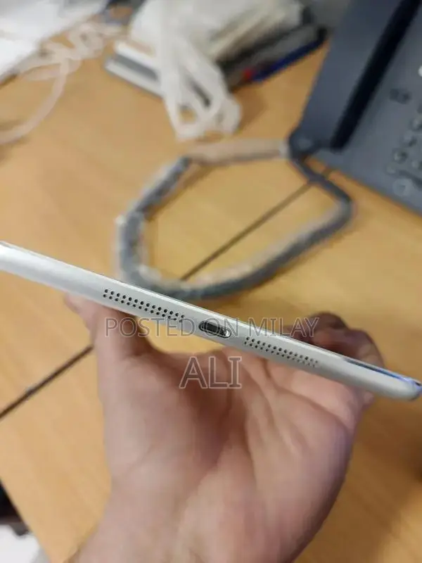 Apple iPad Mini 2 Tablet with Screen Issue