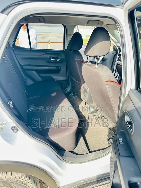 Toyota Raize Z 4WD Compact SUV - Dual Tone Crossover