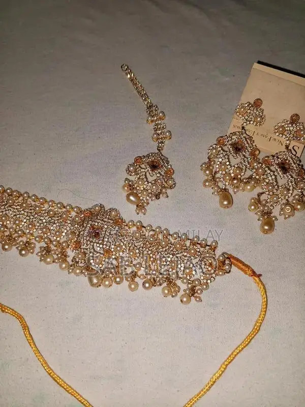 White and Gold Elegant Jewelry Set with Necklace and Earrings