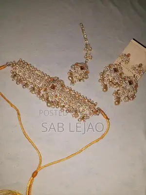 White and Gold Elegant Jewelry Set with Necklace and Earrings