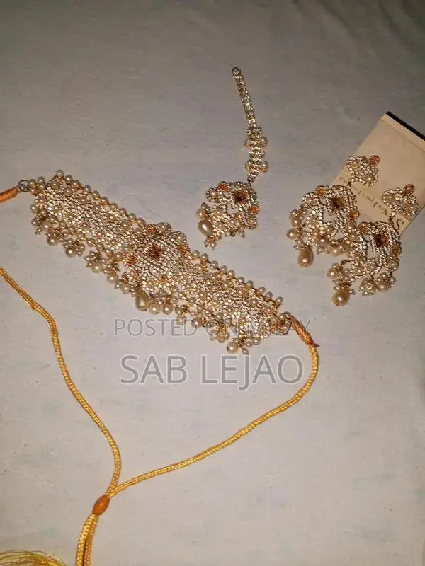 White and Gold Elegant Jewelry Set with Necklace and Earrings