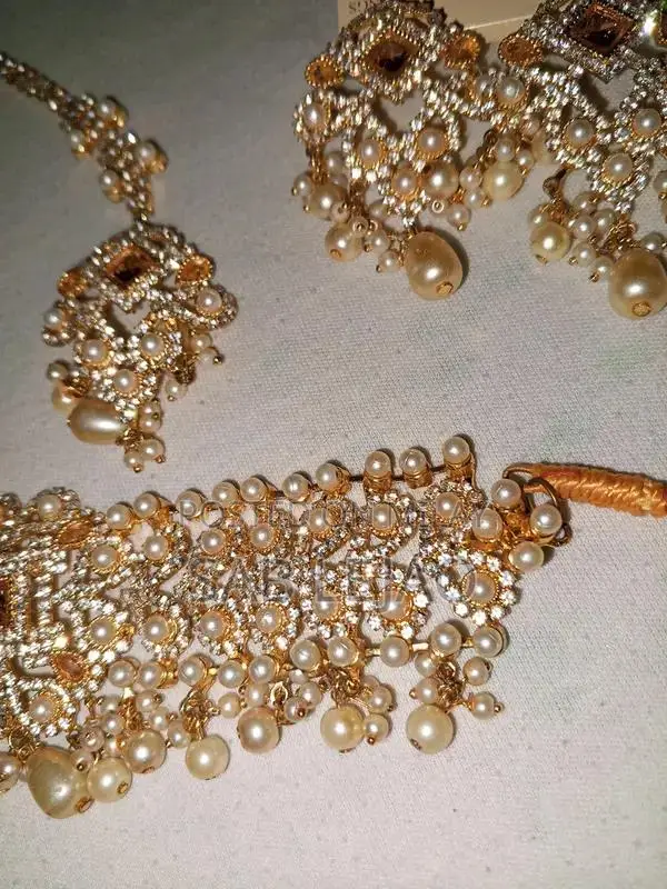 White and Gold Elegant Jewelry Set with Necklace and Earrings