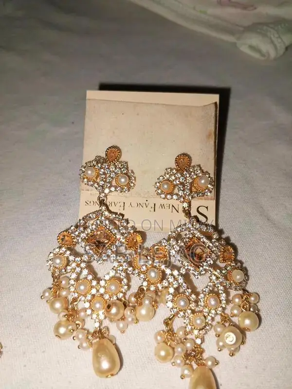 White and Gold Elegant Jewelry Set with Necklace and Earrings