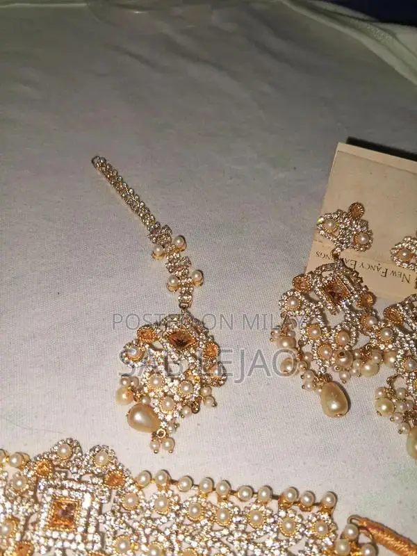 White and Gold Elegant Jewelry Set with Necklace and Earrings